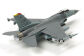 Elegancki kształt samolotu F-16CJ Block 50 jest precyzyjnie odwzorowany w wygodnej do prezentacji skali 1/72